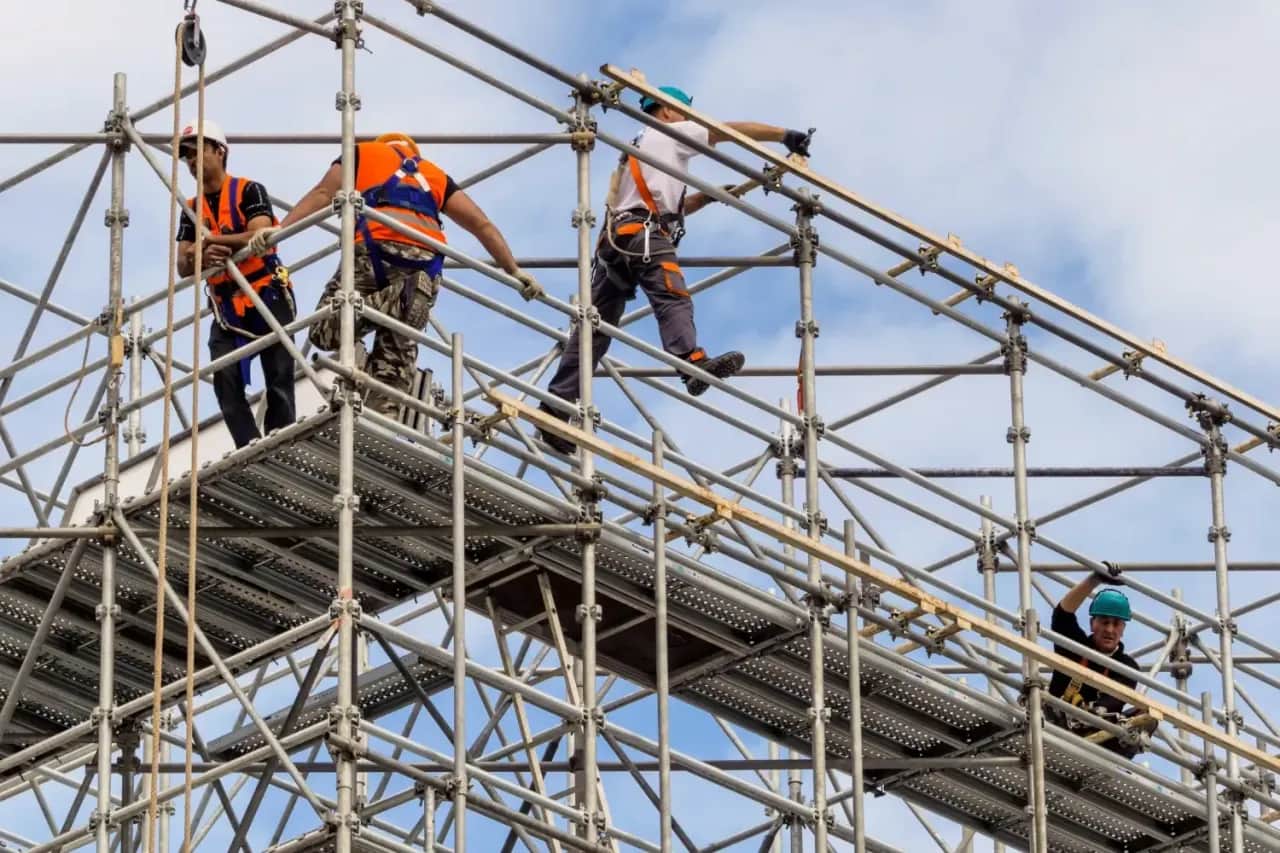 Monter rusztowań w Szwecji: Zarobki, wymagania i czy się opłaca?