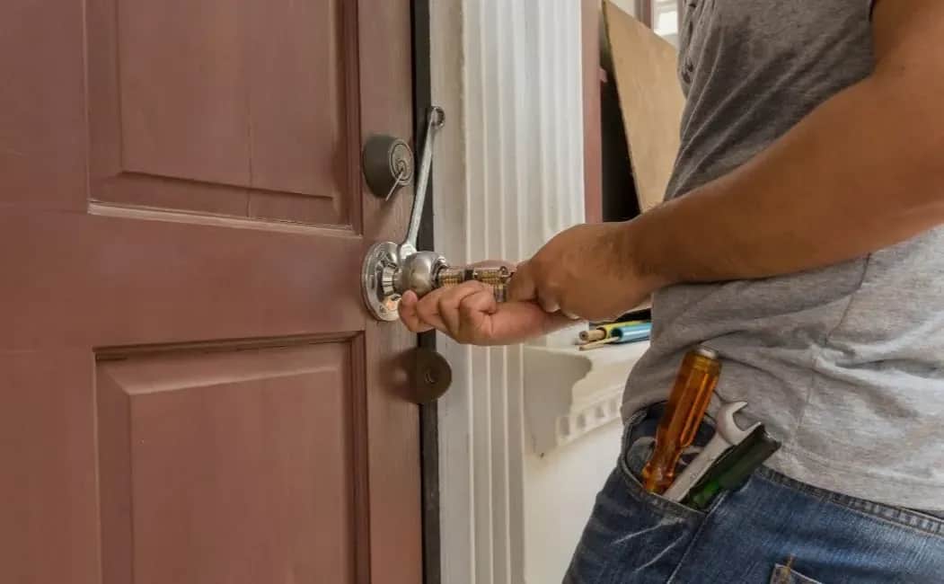 Zatrzaśnięte drzwi z kluczem w środku? Sprawdź, jak je otworzyć!