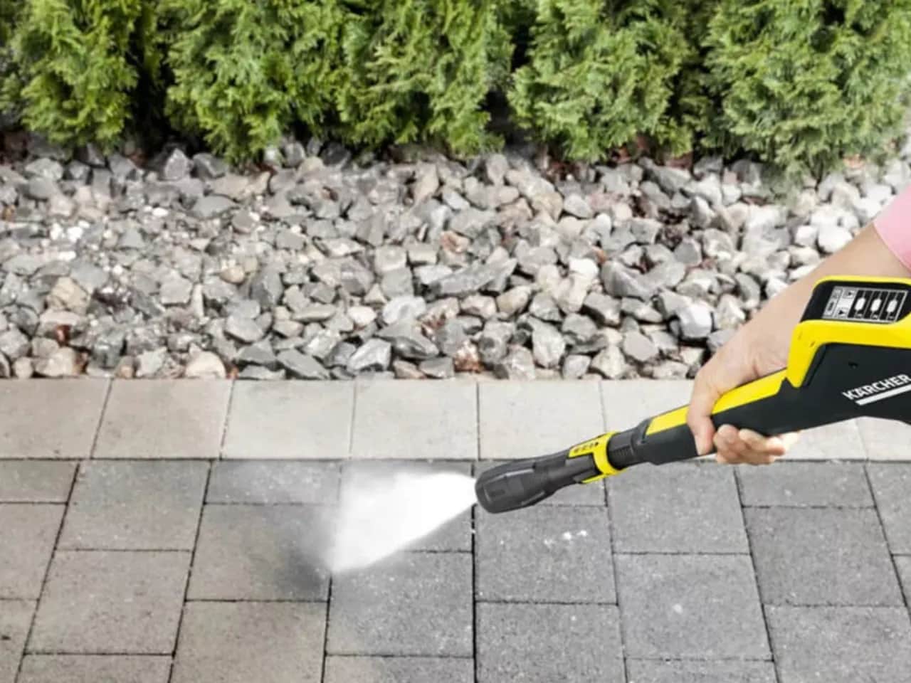 Jak usunąć plamy z kostki brukowej? Kompletny poradnik