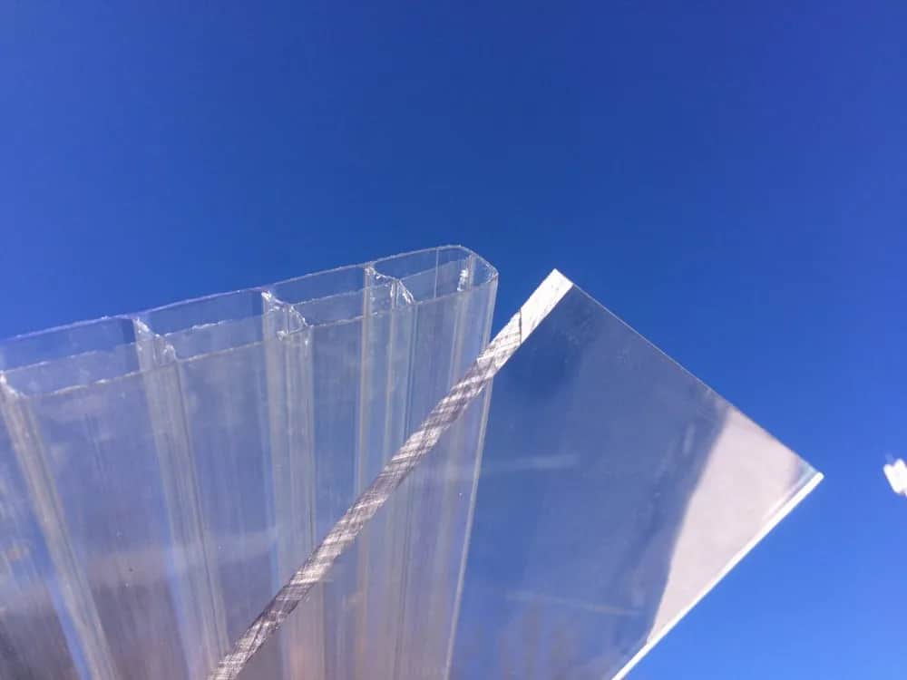 Usuń rysy z poliwęglanu: Lity czy komorowy? Poradnik eksperta